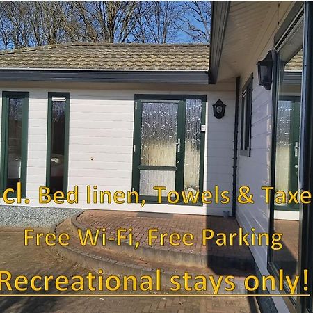 Ruim Familie Chalet Tot 4 Personen Op De Veluwe Bungalowpark De Kern プッテン エクステリア 写真